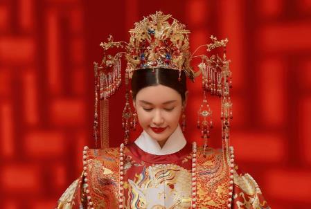 中式婚纱叫啥来着啊(中式婚纱叫啥来着啊女生穿的)